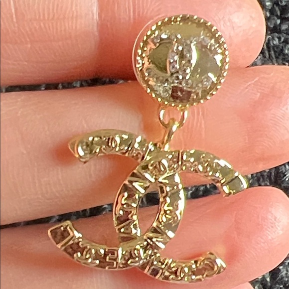 CHANEL Gold CC Logo Earrings - Picture 11 of 11